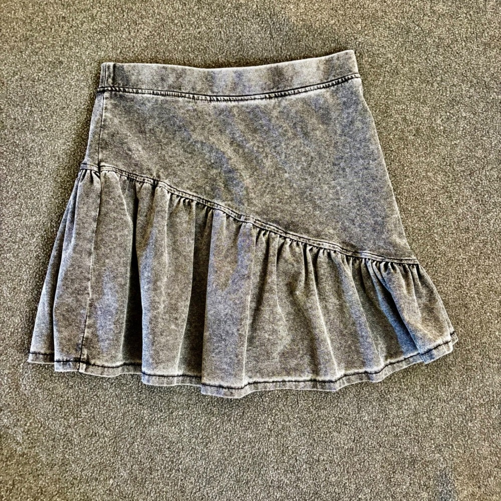 H&M Ruffle Hem Skirt Girls 8/10 Grey Excellent Acid Wash Asymmetrical Denim - Picture 8 of 8